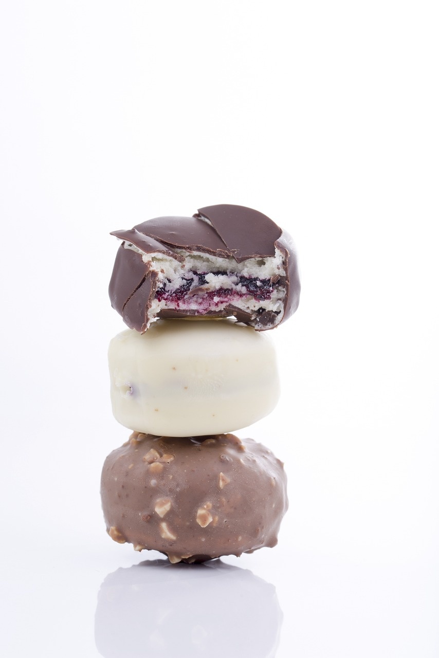 Textured cake finishes and modern techniques